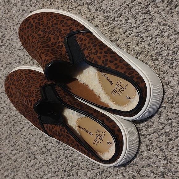 Time and Tru Shoes - Picture 2 of 4